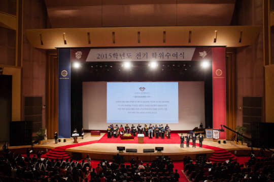 경희사이버대 2016년 전기 학위수여식이 지난달 27일 경희대학교 서울캠퍼스 평화의 전당에서 개최됐다. 경희사이버대는 2004년 국내 최초로 첫 조기졸업생을 배출한 이래 지금까지 2만 1100여 명의 학사 학위 수여자를 배출했다. 대학원은 2013년 8월부터 총 190명의 석사 학위 수여자를 배출했다. 올해는 1303명이 학사 학위를, 33명이 석사 학위를 취득했다. 경희사이버대 제공